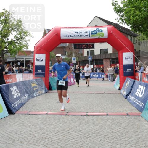 10.05.2026 - 8. Wedeler Halbmarathon Yannick Fuchs http://msf.ph/oto/9716276 10.05.2026 11:35:33 Ziel 705, 706, 785, 971, 2160 meine-sportfotos.de