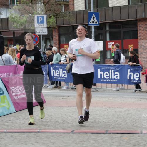 10.05.2026 - 8. Wedeler Halbmarathon Yannick Fuchs http://msf.ph/oto/9716278 10.05.2026 11:35:34 Ziel 705, 706, 727, 785, 971, 2160 meine-sportfotos.de