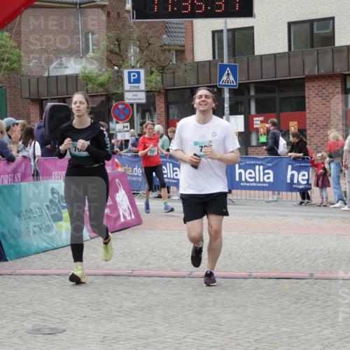 10.05.2026 - 8. Wedeler Halbmarathon Yannick Fuchs http://msf.ph/oto/9716282 10.05.2026 11:35:35 Ziel 705, 706, 727, 785, 2160 meine-sportfotos.de