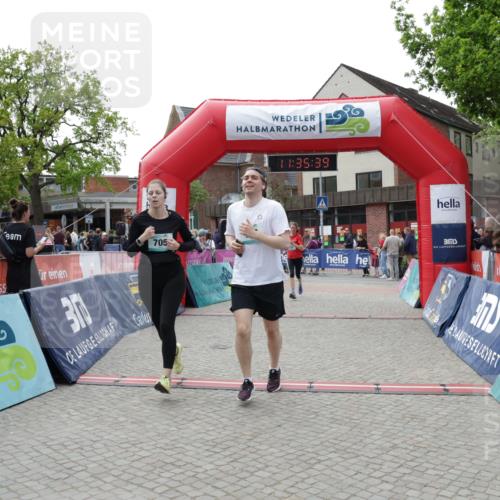 10.05.2026 - 8. Wedeler Halbmarathon Yannick Fuchs http://msf.ph/oto/9716291 10.05.2026 11:35:37 Ziel 705, 706, 727, 785 meine-sportfotos.de