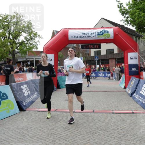 10.05.2026 - 8. Wedeler Halbmarathon Yannick Fuchs http://msf.ph/oto/9716292 10.05.2026 11:35:37 Ziel 705, 706, 727, 785 meine-sportfotos.de