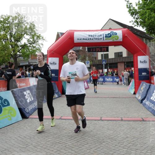 10.05.2026 - 8. Wedeler Halbmarathon Yannick Fuchs http://msf.ph/oto/9716293 10.05.2026 11:35:37 Ziel 705, 706, 727, 785 meine-sportfotos.de