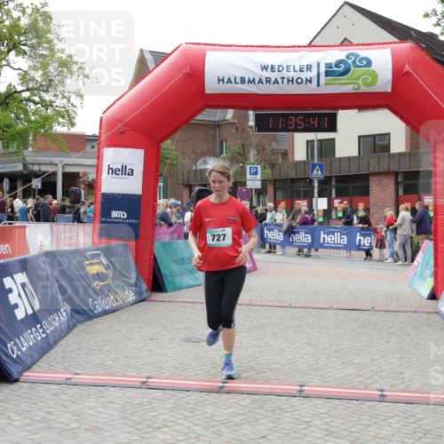 10.05.2026 - 8. Wedeler Halbmarathon Yannick Fuchs http://msf.ph/oto/9716299 10.05.2026 11:35:39 Ziel 705, 706, 727 meine-sportfotos.de
