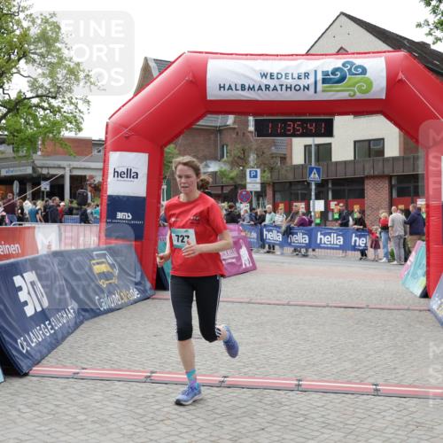 10.05.2026 - 8. Wedeler Halbmarathon Yannick Fuchs http://msf.ph/oto/9716301 10.05.2026 11:35:40 Ziel 705, 706, 727 meine-sportfotos.de