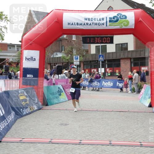 10.05.2026 - 8. Wedeler Halbmarathon Yannick Fuchs http://msf.ph/oto/9716312 10.05.2026 11:35:58 Ziel 393, 898 meine-sportfotos.de