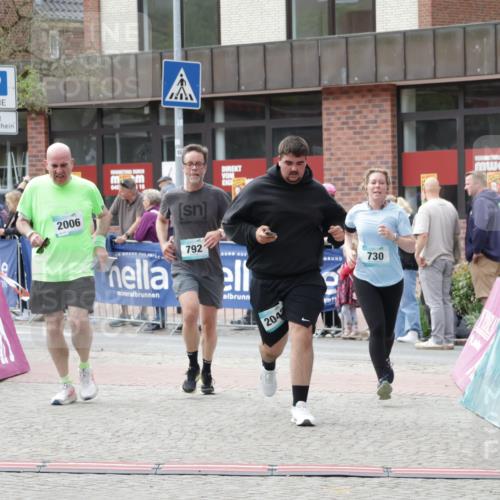 10.05.2026 - 8. Wedeler Halbmarathon Yannick Fuchs http://msf.ph/oto/9716357 10.05.2026 11:36:17 Ziel 730, 792, 2005, 2006, 2042 meine-sportfotos.de