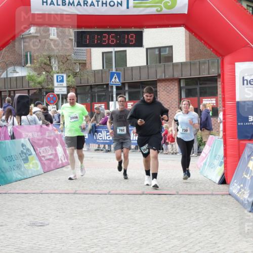 10.05.2026 - 8. Wedeler Halbmarathon Yannick Fuchs http://msf.ph/oto/9716361 10.05.2026 11:36:17 Ziel 730, 792, 2005, 2006, 2042 meine-sportfotos.de