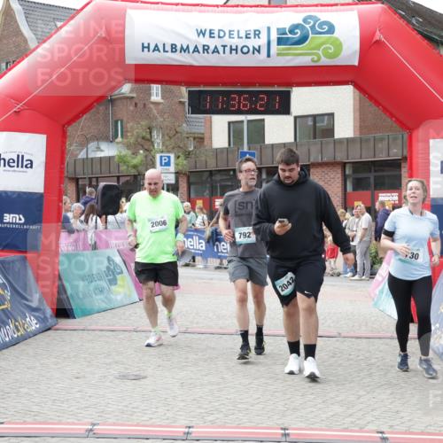 10.05.2026 - 8. Wedeler Halbmarathon Yannick Fuchs http://msf.ph/oto/9716369 10.05.2026 11:36:19 Ziel 730, 792, 2006, 2042 meine-sportfotos.de