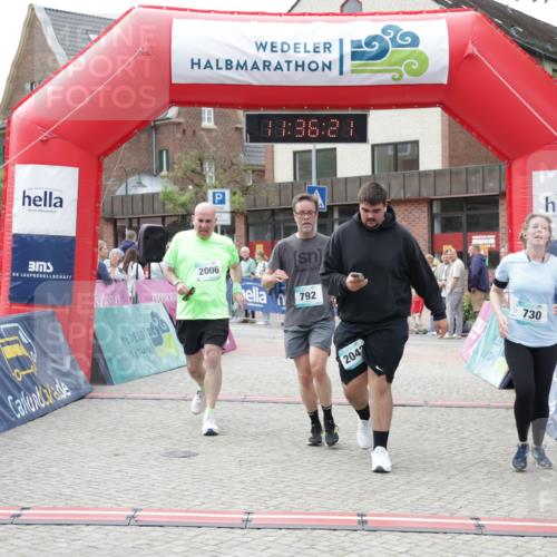 10.05.2026 - 8. Wedeler Halbmarathon Yannick Fuchs http://msf.ph/oto/9716371 10.05.2026 11:36:19 Ziel 730, 792, 2006, 2042 meine-sportfotos.de