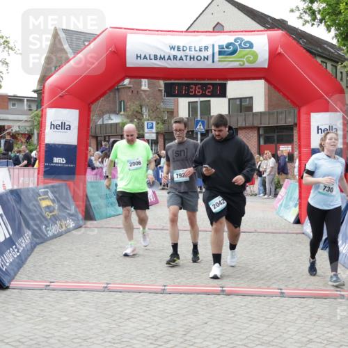 10.05.2026 - 8. Wedeler Halbmarathon Yannick Fuchs http://msf.ph/oto/9716374 10.05.2026 11:36:20 Ziel 730, 792, 2006, 2042 meine-sportfotos.de