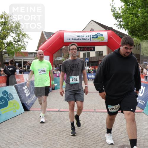 10.05.2026 - 8. Wedeler Halbmarathon Yannick Fuchs http://msf.ph/oto/9716381 10.05.2026 11:36:22 Ziel 154, 730, 792, 2006, 2042 meine-sportfotos.de