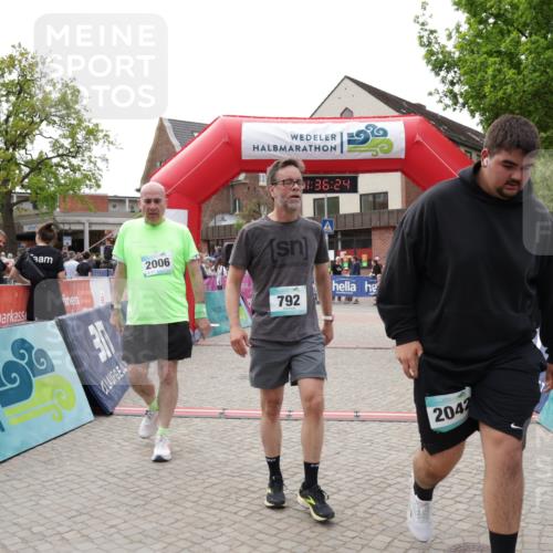 10.05.2026 - 8. Wedeler Halbmarathon Yannick Fuchs http://msf.ph/oto/9716382 10.05.2026 11:36:22 Ziel 154, 730, 792, 2006, 2042 meine-sportfotos.de