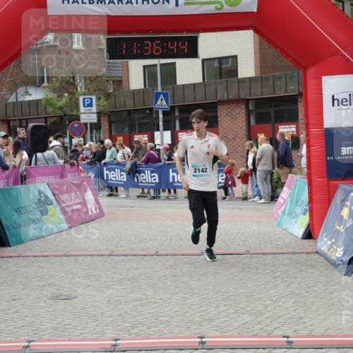 10.05.2026 - 8. Wedeler Halbmarathon Yannick Fuchs http://msf.ph/oto/9716424 10.05.2026 11:36:42 Ziel 2142 meine-sportfotos.de