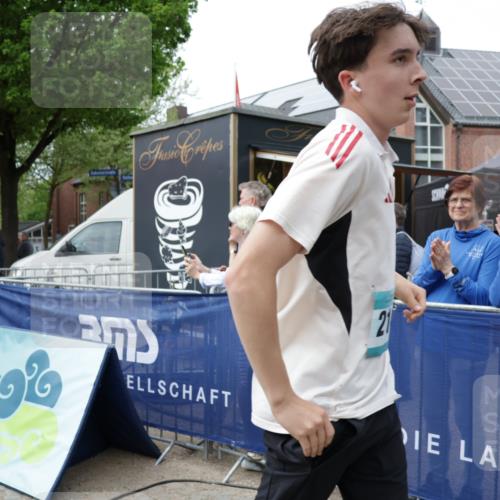 10.05.2026 - 8. Wedeler Halbmarathon Yannick Fuchs http://msf.ph/oto/9716435 10.05.2026 11:36:45 Ziel 2142 meine-sportfotos.de