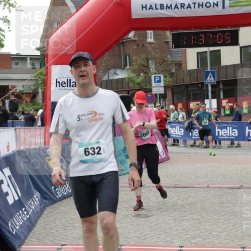 10.05.2026 - 8. Wedeler Halbmarathon Yannick Fuchs http://msf.ph/oto/9716477 10.05.2026 11:37:03 Ziel 333, 632, 696, 934, 2068 meine-sportfotos.de