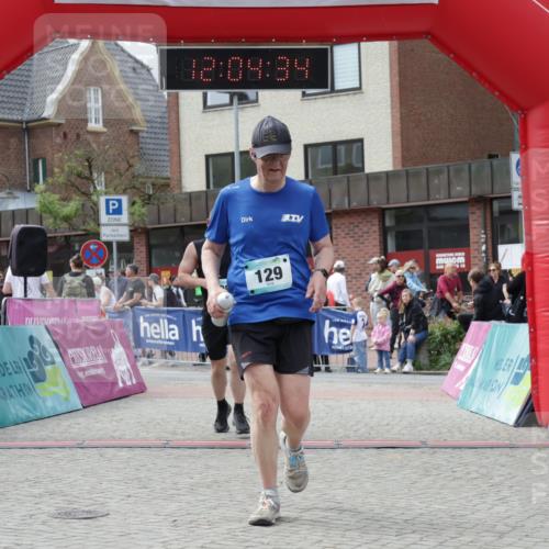 10.05.2026 - 8. Wedeler Halbmarathon Yannick Fuchs http://msf.ph/oto/9724486 10.05.2026 12:04:32 Ziel 129, 243, 461, 982 meine-sportfotos.de