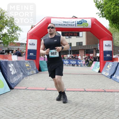 10.05.2026 - 8. Wedeler Halbmarathon Yannick Fuchs http://msf.ph/oto/9724536 10.05.2026 12:04:34 Ziel 129, 243, 461, 982 meine-sportfotos.de