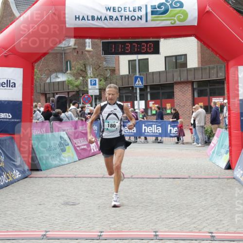 10.05.2026 - 8. Wedeler Halbmarathon Yannick Fuchs http://msf.ph/oto/9724643 10.05.2026 11:37:28 Ziel 180, 278 meine-sportfotos.de