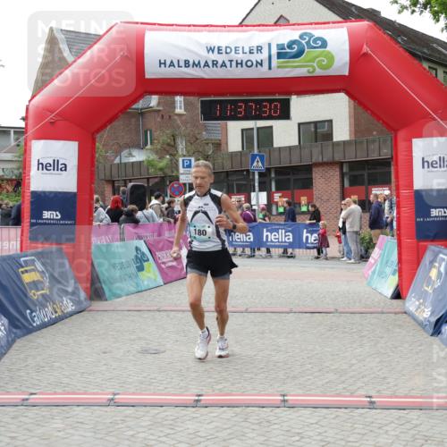 10.05.2026 - 8. Wedeler Halbmarathon Yannick Fuchs http://msf.ph/oto/9724648 10.05.2026 11:37:28 Ziel 180, 278 meine-sportfotos.de