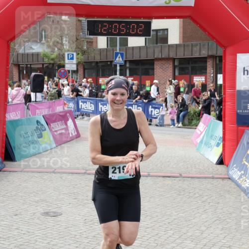 10.05.2026 - 8. Wedeler Halbmarathon Yannick Fuchs http://msf.ph/oto/9724709 10.05.2026 12:05:00 Ziel 2197 meine-sportfotos.de