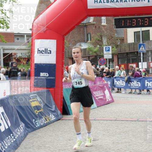 10.05.2026 - 8. Wedeler Halbmarathon Yannick Fuchs http://msf.ph/oto/9724769 10.05.2026 11:37:36 Ziel 745, 1046 meine-sportfotos.de