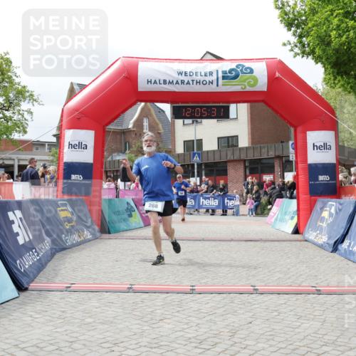 10.05.2026 - 8. Wedeler Halbmarathon Yannick Fuchs http://msf.ph/oto/9724804 10.05.2026 12:05:29 Ziel 268, 476, 766 meine-sportfotos.de