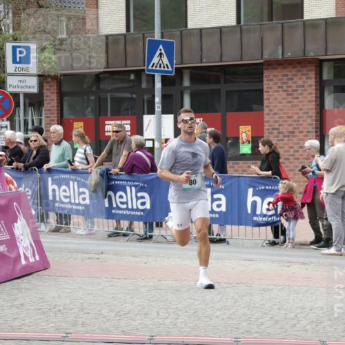 10.05.2026 - 8. Wedeler Halbmarathon Yannick Fuchs http://msf.ph/oto/9725032 10.05.2026 11:38:04 Ziel 80, 789, 2017, 2208 meine-sportfotos.de
