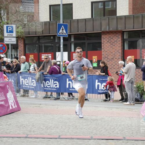 10.05.2026 - 8. Wedeler Halbmarathon Yannick Fuchs http://msf.ph/oto/9725037 10.05.2026 11:38:04 Ziel 80, 789, 2017, 2208 meine-sportfotos.de