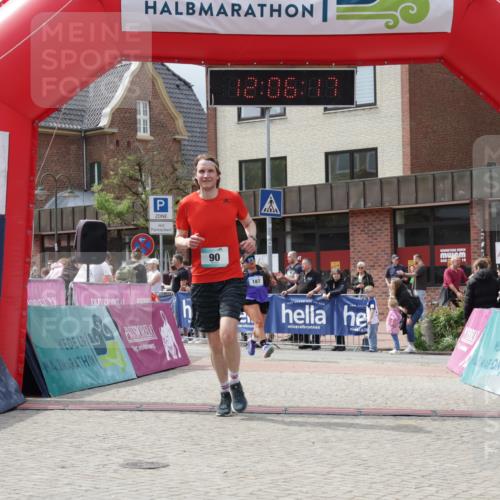 10.05.2026 - 8. Wedeler Halbmarathon Yannick Fuchs http://msf.ph/oto/9725042 10.05.2026 12:06:15 Ziel 68, 90, 187 meine-sportfotos.de
