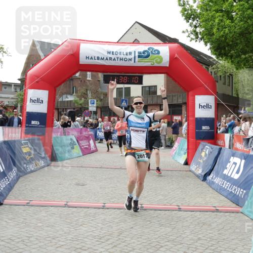 10.05.2026 - 8. Wedeler Halbmarathon Yannick Fuchs http://msf.ph/oto/9725138 10.05.2026 11:38:09 Ziel 80, 81, 657, 789, 2017, 2208 meine-sportfotos.de