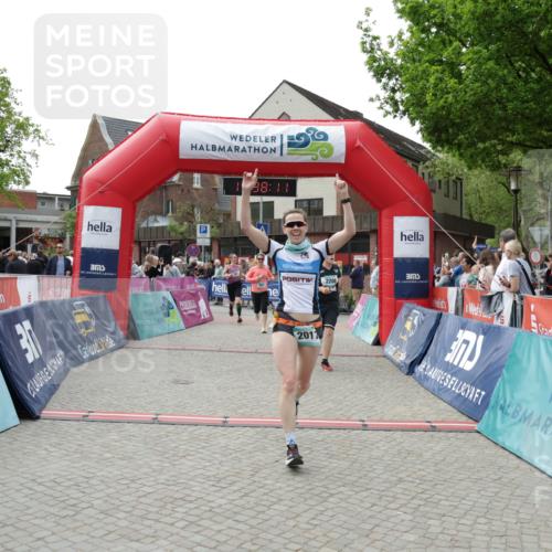 10.05.2026 - 8. Wedeler Halbmarathon Yannick Fuchs http://msf.ph/oto/9725143 10.05.2026 11:38:09 Ziel 80, 81, 657, 789, 2017, 2208 meine-sportfotos.de