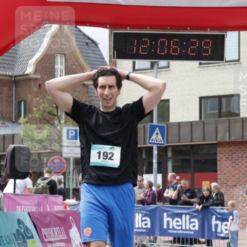 10.05.2026 - 8. Wedeler Halbmarathon Yannick Fuchs http://msf.ph/oto/9725202 10.05.2026 12:06:27 Ziel 192, 2129, 2245 meine-sportfotos.de