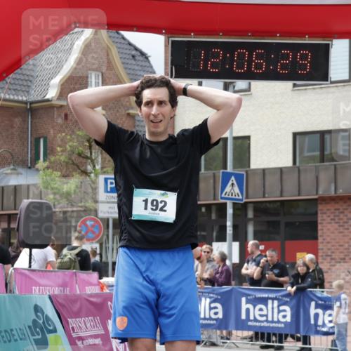 10.05.2026 - 8. Wedeler Halbmarathon Yannick Fuchs http://msf.ph/oto/9725207 10.05.2026 12:06:27 Ziel 192, 2129, 2245 meine-sportfotos.de
