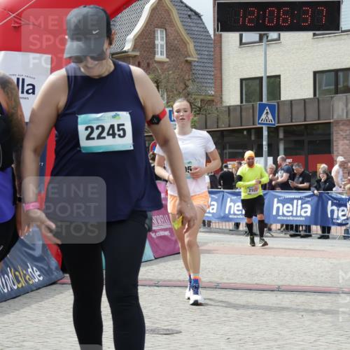 10.05.2026 - 8. Wedeler Halbmarathon Yannick Fuchs http://msf.ph/oto/9725279 10.05.2026 12:06:35 Ziel 495, 2105, 2245 meine-sportfotos.de