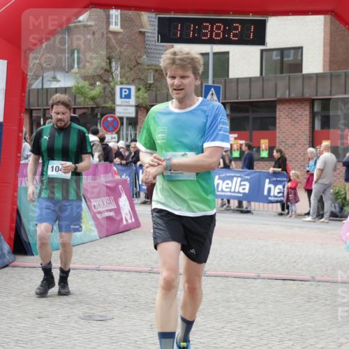 10.05.2026 - 8. Wedeler Halbmarathon Yannick Fuchs http://msf.ph/oto/9725338 10.05.2026 11:38:19 Ziel 146, 582, 768, 922, 1045, 2141, 2145 meine-sportfotos.de