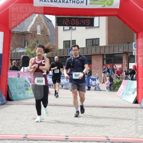 10.05.2026 - 8. Wedeler Halbmarathon Yannick Fuchs http://msf.ph/oto/9725378 10.05.2026 12:06:47 Ziel 313, 484, 485, 958, 959 meine-sportfotos.de