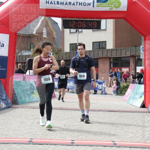 10.05.2026 - 8. Wedeler Halbmarathon Yannick Fuchs http://msf.ph/oto/9725381 10.05.2026 12:06:47 Ziel 313, 484, 485, 958, 959 meine-sportfotos.de