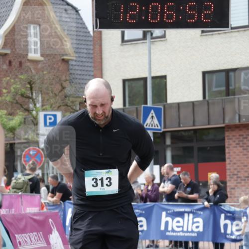 10.05.2026 - 8. Wedeler Halbmarathon Yannick Fuchs http://msf.ph/oto/9725388 10.05.2026 12:06:50 Ziel 313, 484, 485, 631, 958, 959 meine-sportfotos.de