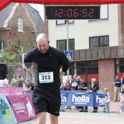 10.05.2026 - 8. Wedeler Halbmarathon Yannick Fuchs http://msf.ph/oto/9725392 10.05.2026 12:06:50 Ziel 313, 484, 485, 631, 958, 959 meine-sportfotos.de