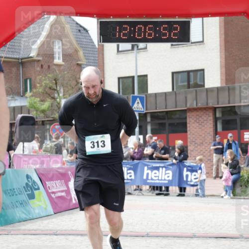 10.05.2026 - 8. Wedeler Halbmarathon Yannick Fuchs http://msf.ph/oto/9725398 10.05.2026 12:06:51 Ziel 313, 484, 485, 631, 958, 959 meine-sportfotos.de