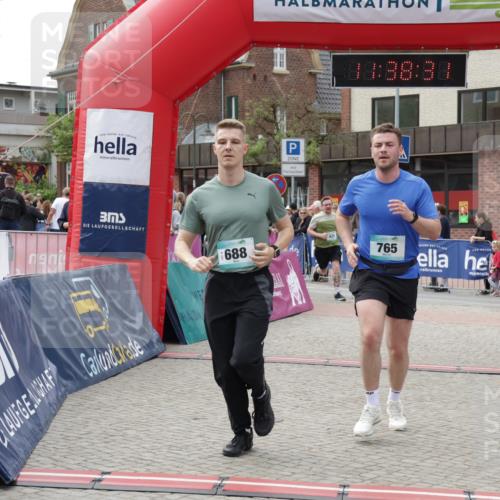 10.05.2026 - 8. Wedeler Halbmarathon Yannick Fuchs http://msf.ph/oto/9725511 10.05.2026 11:38:29 Ziel 360, 425, 688, 765, 2040 meine-sportfotos.de