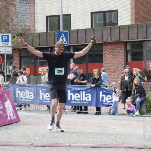 10.05.2026 - 8. Wedeler Halbmarathon Yannick Fuchs http://msf.ph/oto/9725517 10.05.2026 12:07:05 Ziel 288, 399 meine-sportfotos.de