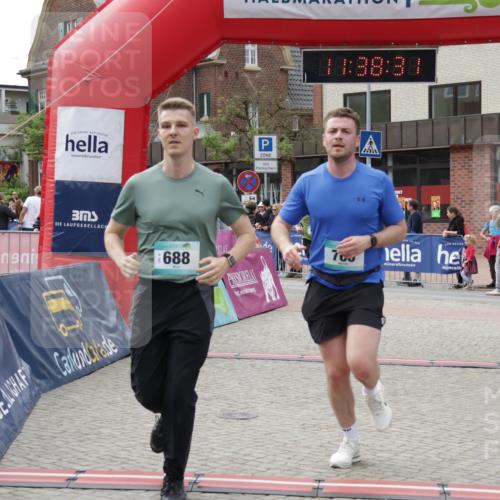 10.05.2026 - 8. Wedeler Halbmarathon Yannick Fuchs http://msf.ph/oto/9725520 10.05.2026 11:38:29 Ziel 360, 425, 688, 765, 2040 meine-sportfotos.de