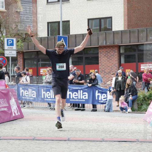 10.05.2026 - 8. Wedeler Halbmarathon Yannick Fuchs http://msf.ph/oto/9725522 10.05.2026 12:07:05 Ziel 288, 399 meine-sportfotos.de