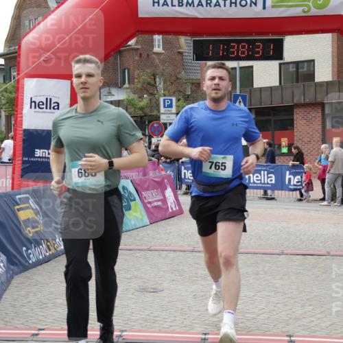 10.05.2026 - 8. Wedeler Halbmarathon Yannick Fuchs http://msf.ph/oto/9725524 10.05.2026 11:38:30 Ziel 360, 425, 688, 765, 2040 meine-sportfotos.de