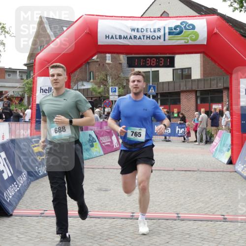 10.05.2026 - 8. Wedeler Halbmarathon Yannick Fuchs http://msf.ph/oto/9725530 10.05.2026 11:38:30 Ziel 360, 425, 688, 765, 2040 meine-sportfotos.de