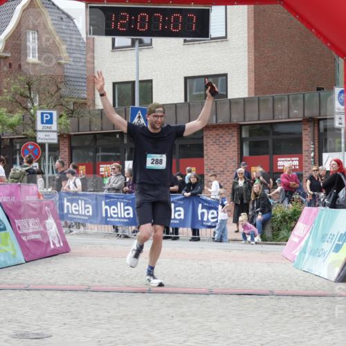 10.05.2026 - 8. Wedeler Halbmarathon Yannick Fuchs http://msf.ph/oto/9725537 10.05.2026 12:07:05 Ziel 288, 399 meine-sportfotos.de