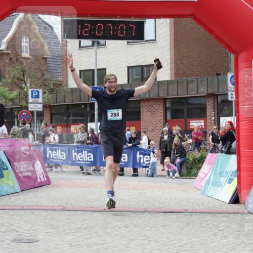 10.05.2026 - 8. Wedeler Halbmarathon Yannick Fuchs http://msf.ph/oto/9725541 10.05.2026 12:07:05 Ziel 288, 399 meine-sportfotos.de