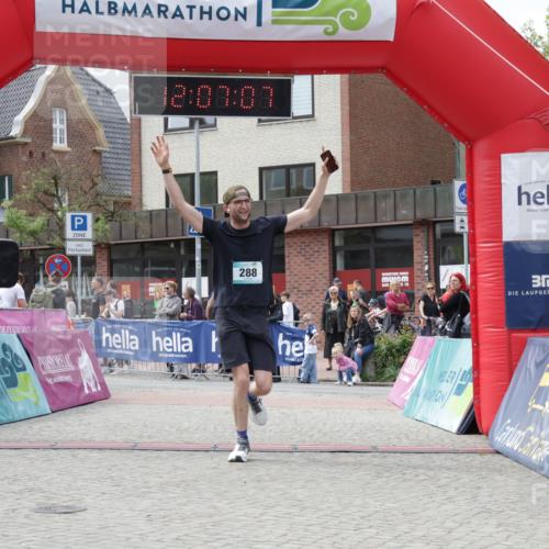 10.05.2026 - 8. Wedeler Halbmarathon Yannick Fuchs http://msf.ph/oto/9725545 10.05.2026 12:07:06 Ziel 288 meine-sportfotos.de