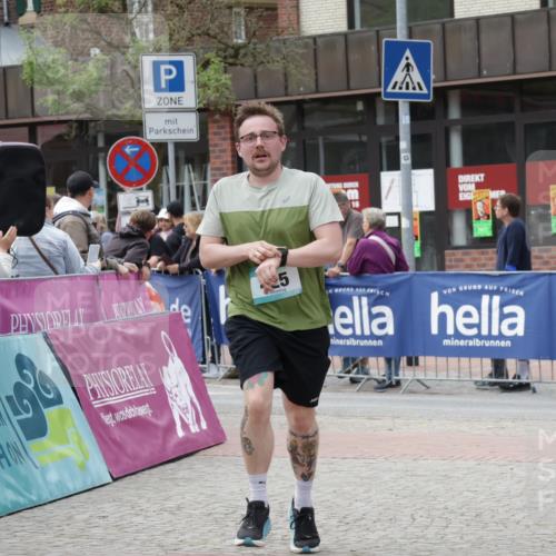 10.05.2026 - 8. Wedeler Halbmarathon Yannick Fuchs http://msf.ph/oto/9725552 10.05.2026 11:38:32 Ziel 425, 688, 765 meine-sportfotos.de
